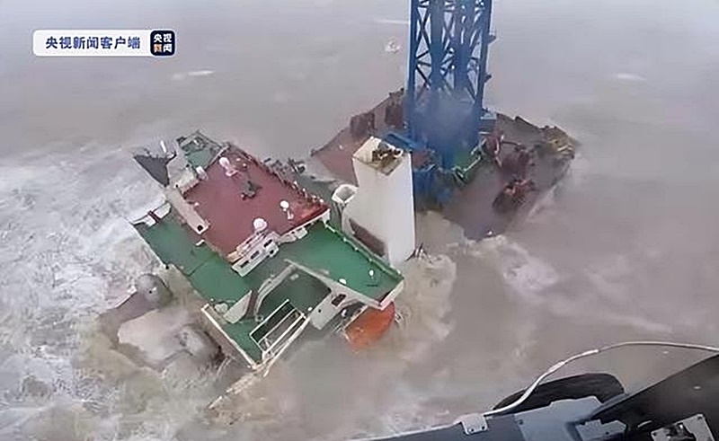 Trung Quốc phát hiện 12 thi thể nghi là của vụ chìm tàu cần cẩu do bão Chaba